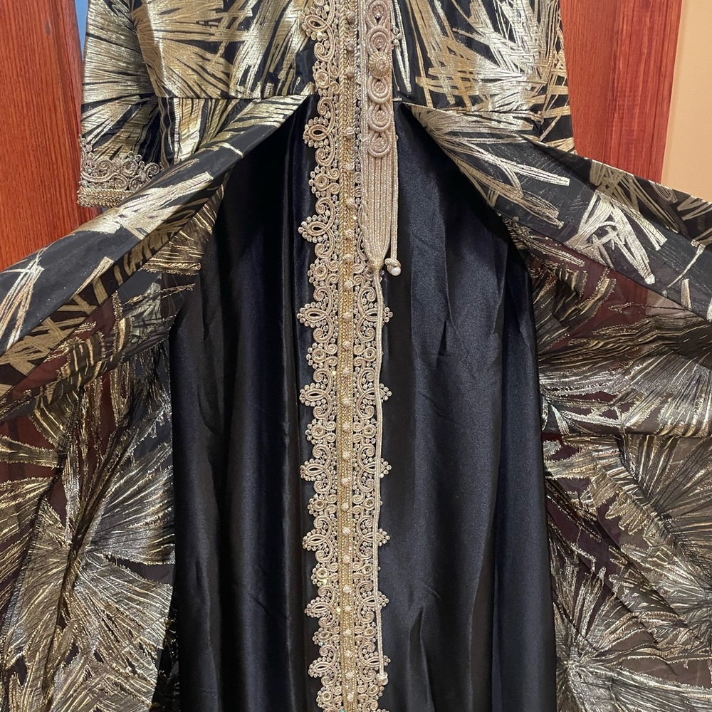Beautiful dress/kaftan. Worn a few hours, already dry cleaned, like brand new.